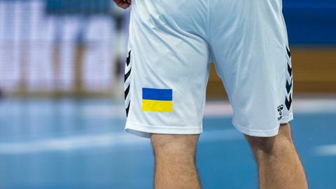 Auf der Rückseite einer Handball-Sporthose ist die ukrainische Flagge angebracht.