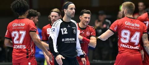 Die Spieler der MT Melsungen jubeln, Silvio Heinevetter ist  mittendrin.