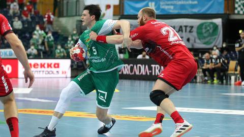 Arnar Freyr Arnarsson packt im Spiel gegen Leipzig zu.