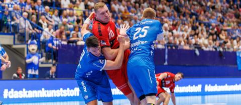 Dainis Kristopans von der MT Melsungen wird im Spiel gegen Lemgo Lippe in die Zange genommen.