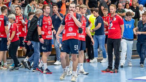 Die Spieler des TV Hüttenberg mit besorgtem Blick.