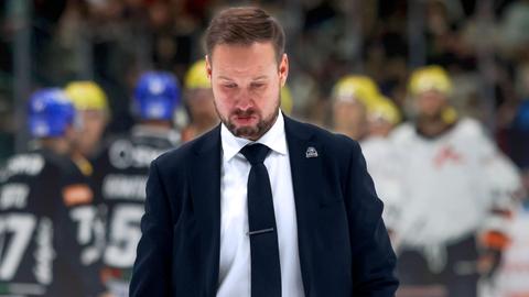 Der von den Löwen Frankfurt entlassene Coach Matti Tiilikainen mit gesenktem Kopf