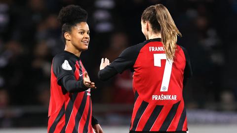 Shekiera Martinez und Lara Prasnikar, Spielerinnen von Eintracht Frankfurt, klatschen sich ab