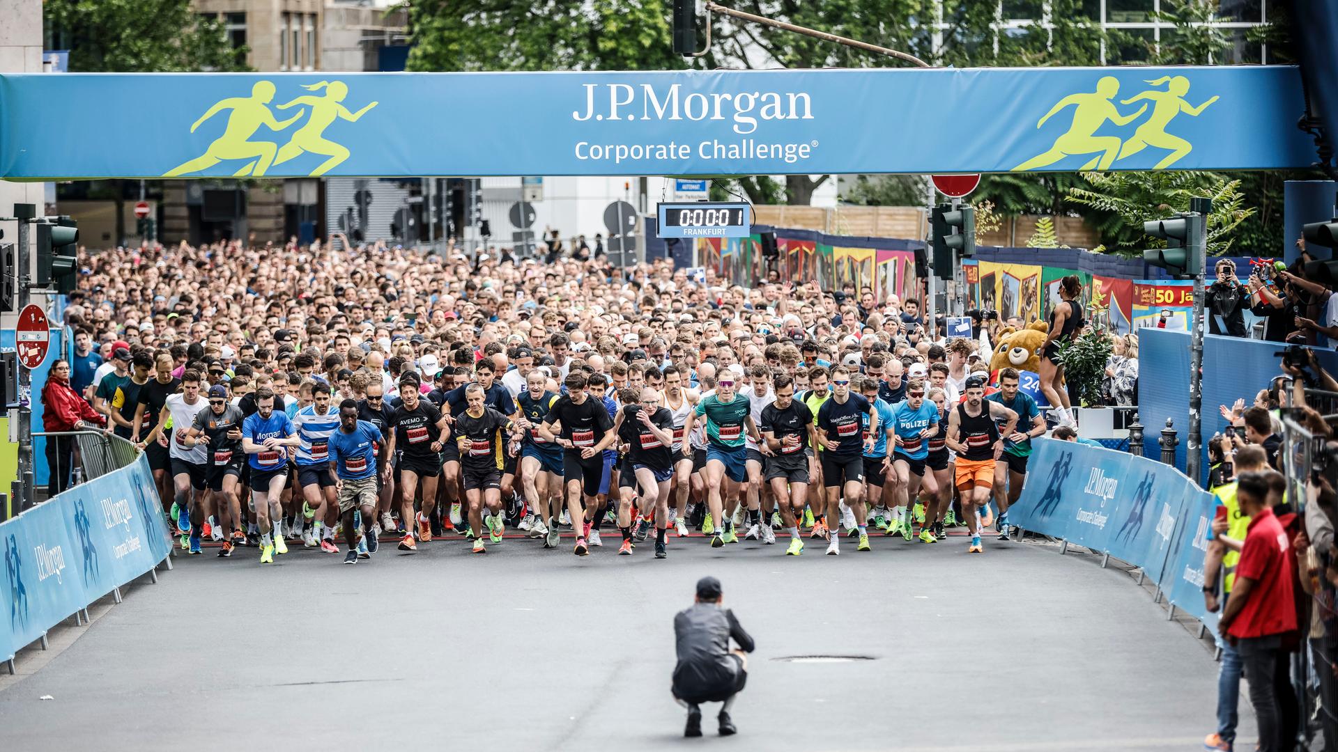 30. Jubilaum des Laufes Zehntausende bei JP Morgan Lauf 2024 in Frankfurt hessenschau Mehr Sport