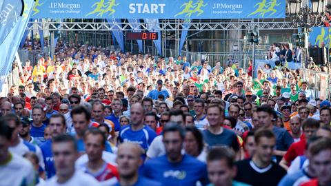 Viele hunderte Läufer im Startbereich des J.P.-Morgan-Laufs