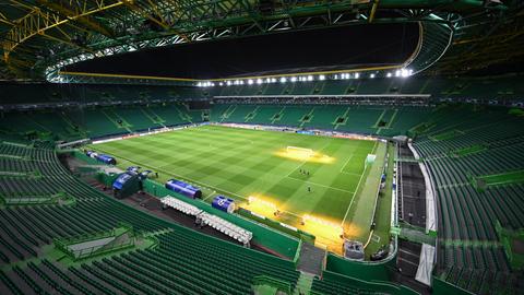 Das Flutlicht erhellt das leere Estádio José Alvalade XXI. in Lissabon.