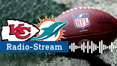 Im Bildhintergund ein Football auf dem Boden liegend mit dem Logo "NFL". Im Vordergrund zwei Logos der Vereine Kansas City Chiefs und Miami Dolphins nebeneinander. Darunter eine Grafik mit "Radio-Stream" und wellenförmige Linien.