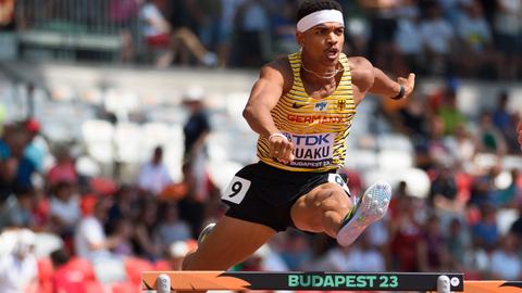 Joshua Abuaku beim Sprung über die Hürde