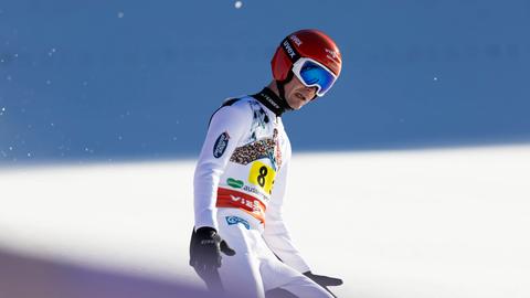 Skispringer Stephan Leyhe bremst nach der Landung ab. Er wirkt dabei unglücklich. 