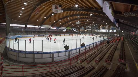Das Eisstadion in Bad Nauheim mit Schlittschuhläufern.