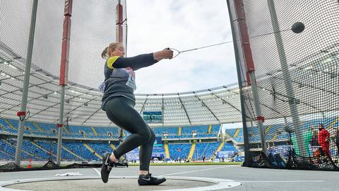 Samantha Borutta während eines Hammerwurfs.