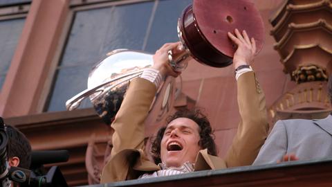 Michael Bresagk jubelt mit DEL-Pokal auf dem Balkon