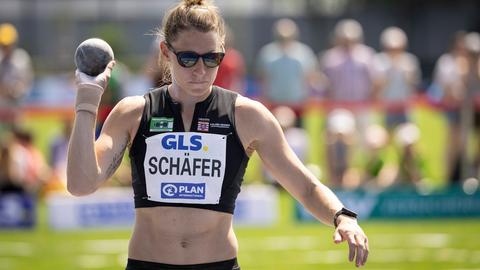 Carolin Schäfer beim Kugelstoßen mit Sonnenbrille.