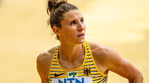 Carolin Schäfer mit verkniffenem Blick nach oben.