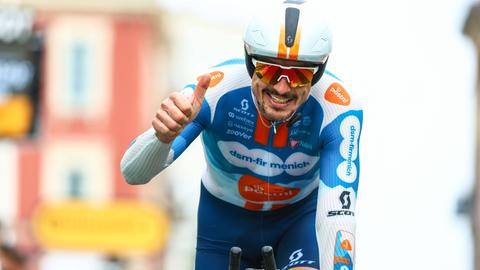 John Degenkolb fährt in Nizza über die Ziellinie.