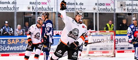 Löwen-Offensivmann Dominik Bokk bejubelt einen seiner 20 Treffer.