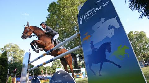 Ludger Beerbaum mit seinem Pferd beim Pfingstreitturnier Wiesbaden 2019