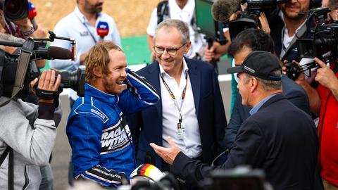 Sebastian Vettel und Formel-Boss Stefano Domenicali im Gespräch mit zwei anderen Männern.