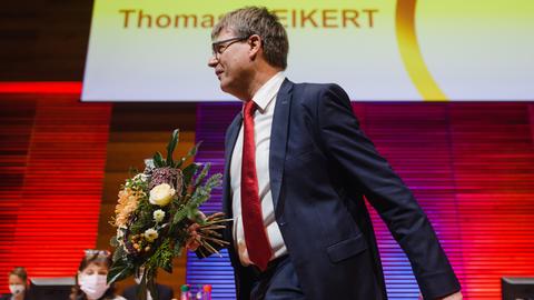 Thomas Weikert mit einem Blumenstrauß