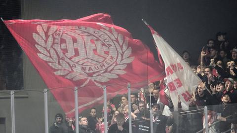 Die Fans des EC Bad Nauheim schwingen eine Fahne.