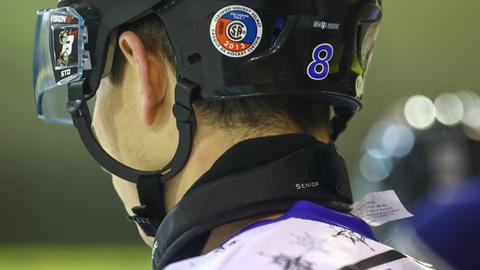Eishockey-Spieler mit Halsschutz