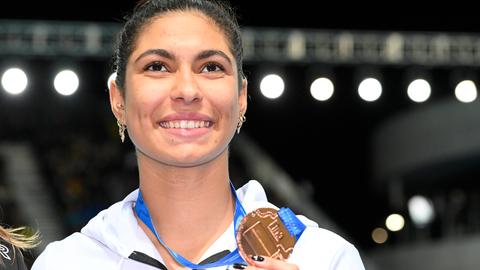 Anna Elendt mit ihrer Bronzemedaille in Melbourne