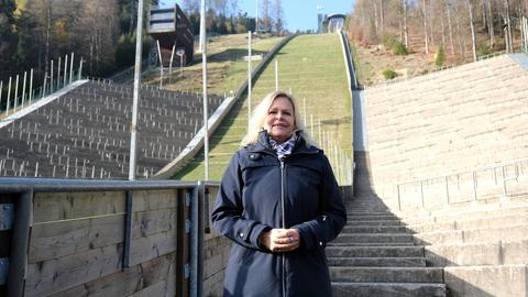 Nancy Faeser vor der Mühlenkopfschanze in Willingen