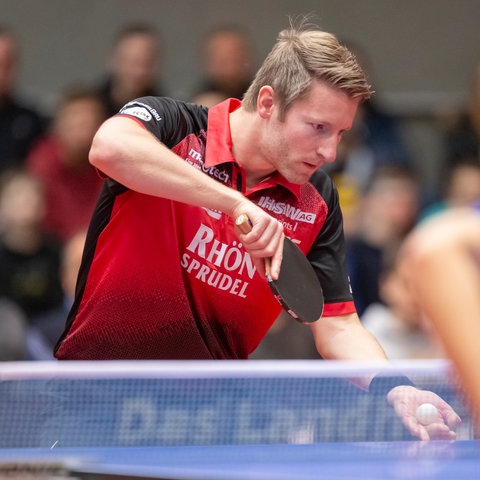 Ruwen Filus vom TTC Fulda-Maberzell beim Aufschlag