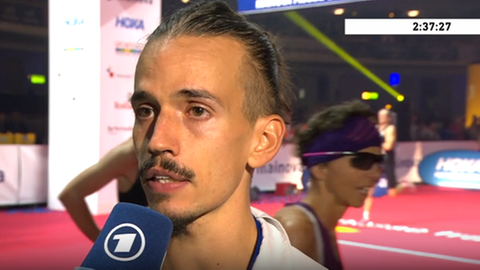 Simon Boch beim Interview nach seinem Zieleinlauf beim Frankfurt Marathon