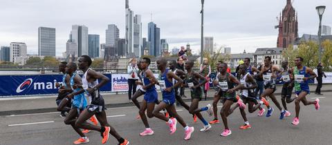 Die Spitzenruppe beim Marathon 2019 läuft über die Alte Brücke