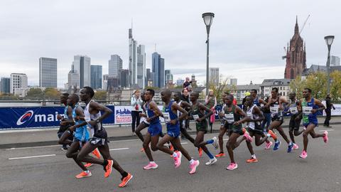 Die Spitzenruppe beim Marathon 2019 läuft über die Alte Brücke