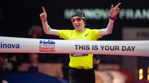 atharina Heinig aus Deutschland überquert beim Frankfurt Marathon 2018 als beste deutsche Frau die Zieleinlauf in der Festhalle.