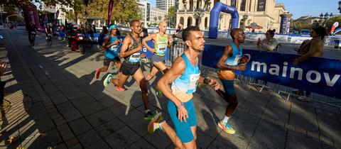 Läufer vor der Alten Oper beim Frankfurt Marathon 2022.