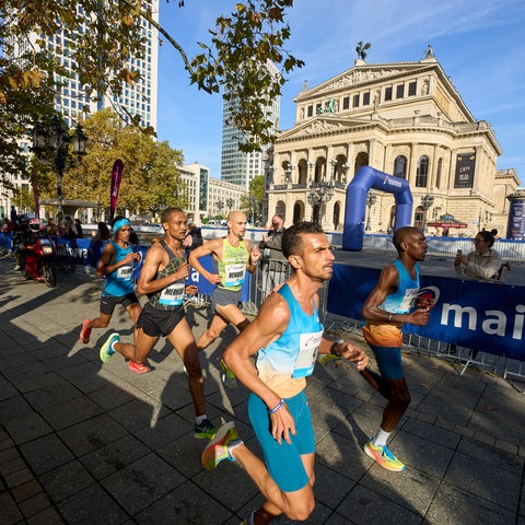 Läufer vor der Alten Oper beim Frankfurt Marathon 2022.