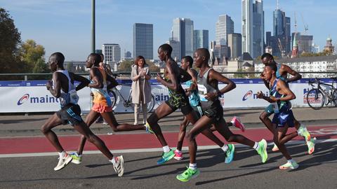 Die Spitzengruppe beim Frankfurt Marathon 2022 mit der Frankfurter Skyline im Hintergrund