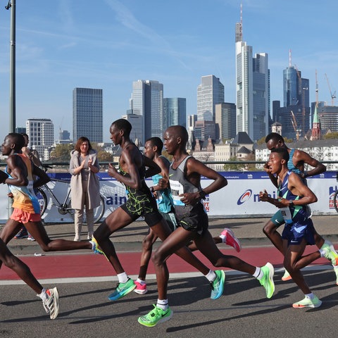 Die Spitzengruppe beim Frankfurt Marathon 2022 mit der Frankfurter Skyline im Hintergrund