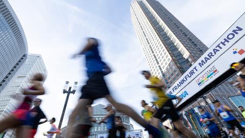 Der Start des Frankfurt Marathon 2022 an der Messe