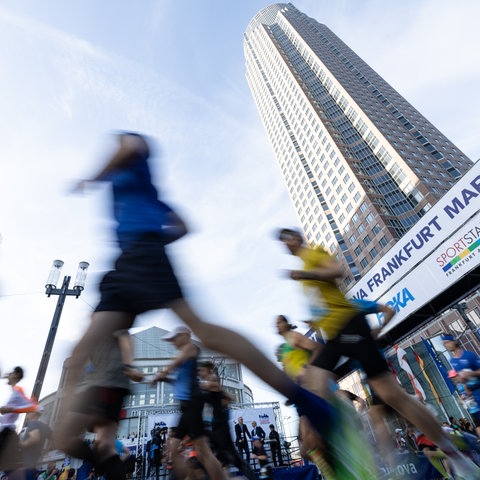 Der Start des Frankfurt Marathon 2022 an der Messe