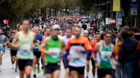 Läufer auf der Strecke beim Frankfurt Marathon