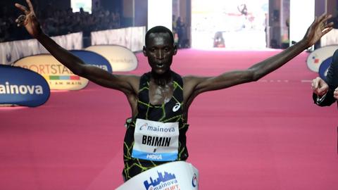 Der Sieger des Frankfurt Marathon Misoi
