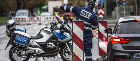 Ein Polizist weist einem Autofahrer beim Marathon 2017 den Weg.