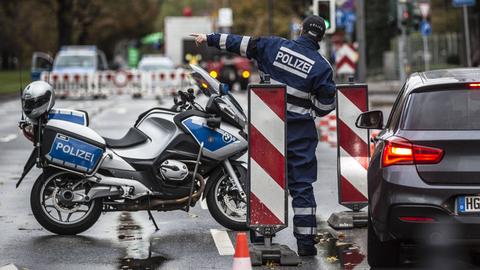 Ein Polizist weist einem Autofahrer beim Marathon 2017 den Weg.