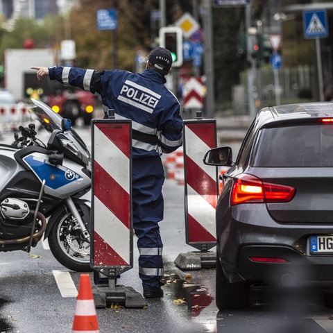 Ein Polizist weist einem Autofahrer beim Marathon 2017 den Weg.