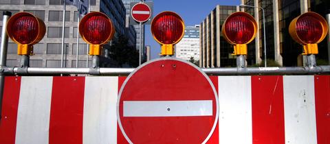 Eine gesperrte Straße in Frankfurt.