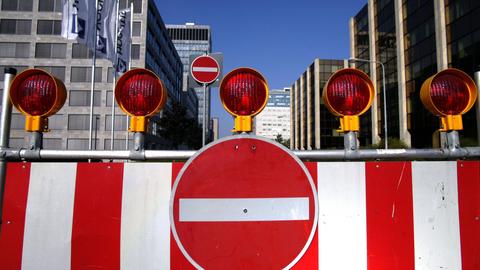 Eine gesperrte Straße in Frankfurt.