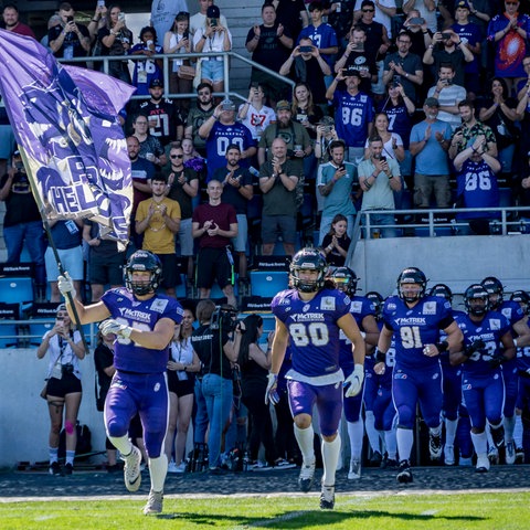 Das Team der Frankfurt Galaxy läuft ins Stadion ein.