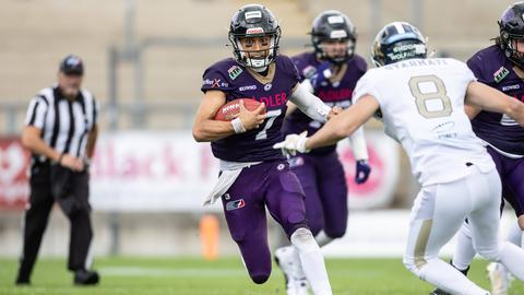 Jakeb Sullivan läuft mit dem Ball in der Hand gegen die Fehervar Enthroners