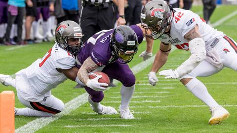 Thomas Fischbach mit dem Ball kurz vor der Kölner Endzone