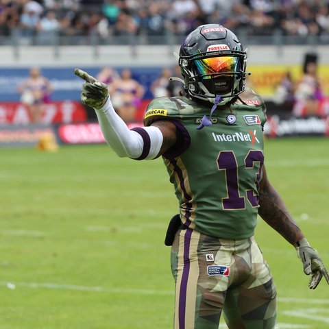 Markell Castle im Trikot der Frankfurt Galaxy. Zeigt nach links.