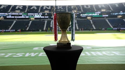 Der Pokal für den Gewinner des German Bowls steht im Deutsche Bank Park.